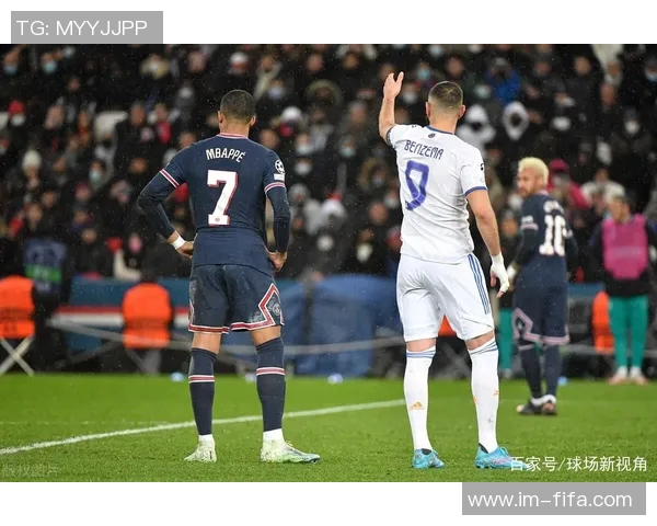 阿什拉夫积极恢复中观看皇马比赛与朋友聚会依靠助行器行走展现乐观态度 阿什拉夫积极恢复中观看皇马比赛与朋友聚会依靠助行器行走展现乐观态度